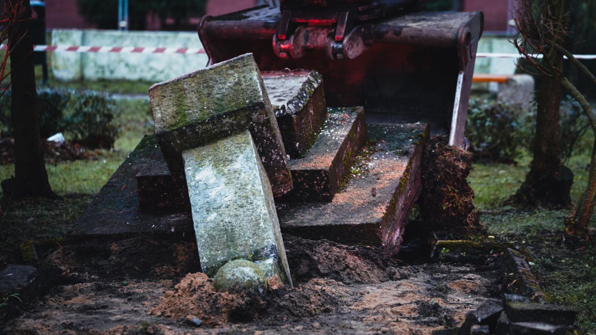 „Takové objekty tu nemají co dělat.“ V Polsku zbourali sovětský pomník